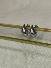 Charger l'image dans la galerie, MELANIE boucles en forme de goutte
