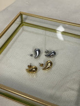 Charger l'image dans la galerie, MELANIE boucles en forme de goutte
