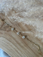 Charger l'image dans la galerie, FLORIANE bracelet fleuri
